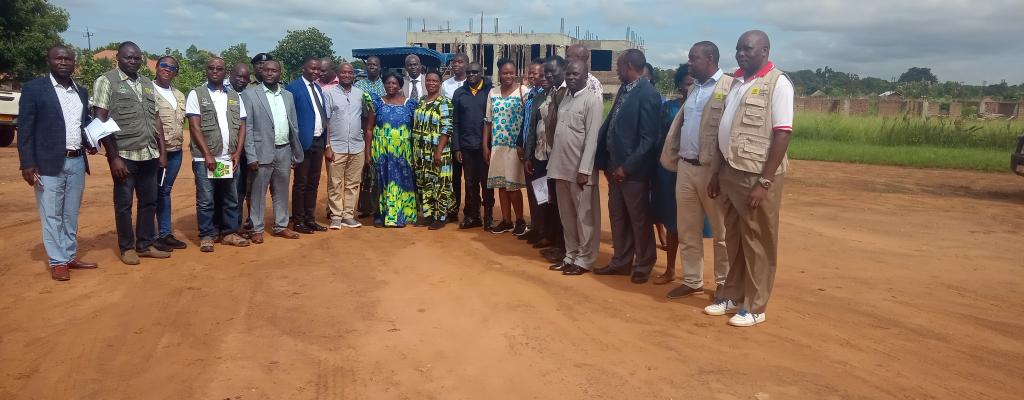 A team from the MAAIF together with Pakwach District LG staff preparing for ACDP supervision A team from Ministry of Agriculture supervising ACDP program